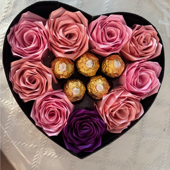 Valentine box with eternal roses and chocolate - Picture 5 of 9